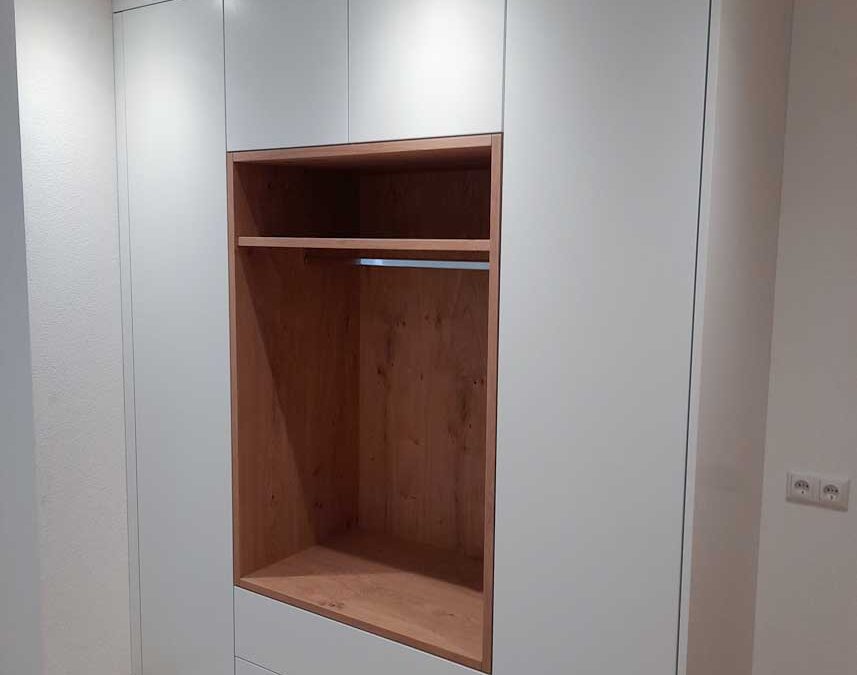 Garderobe in RAL-Lackierung