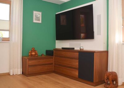 TV-Board mit Tisch