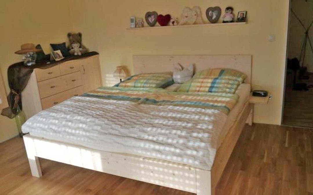 Bett mit 7-türigen Schrank